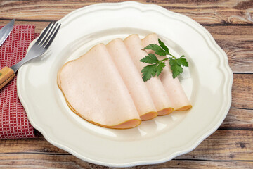 tranches de filet de poulet cuit dans une assiette