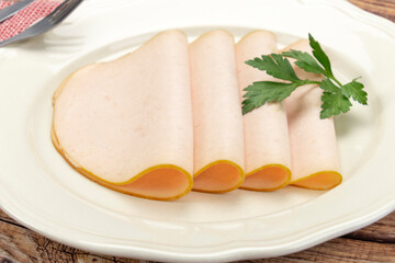 tranches de filet de poulet cuit dans une assiette