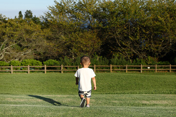 公園で遊ぶ３歳の男の子。湘南。