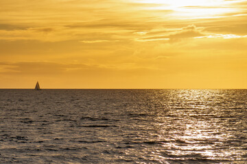 Tramonto con barca a vela