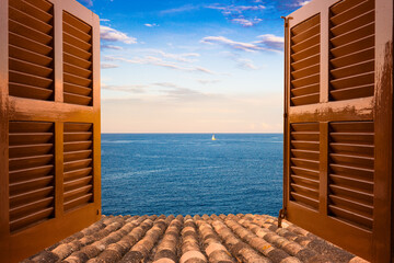 Geöffnete Fensterläden mit Ausblick auf das Meer