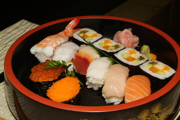 Plato de entremeses fríos de restaurante chino en Bilbao