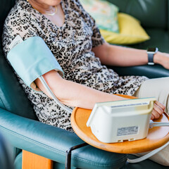 血圧 を 測定 する　シニア　女性【 老人 の 健康管理 】 - obrazy, fototapety, plakaty