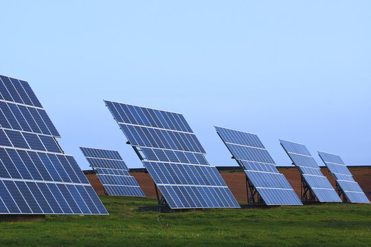 Placas solares en un d&iacute;a despejado con el cielo azul.