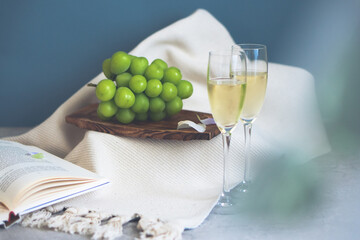 大粒のシャインマスカットとワイン おしゃれな背景 ふるさと納税の返礼品