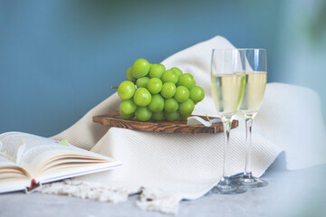 大粒のシャインマスカットとワイン おしゃれな背景 ふるさと納税の返礼品