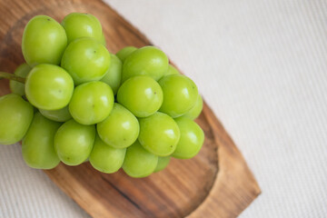 大粒のシャインマスカット シンプルで温かみのある背景 ふるさと納税の返礼品