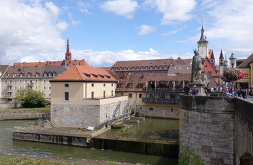 Obraz premium Mainufer und Alte Mainbrücke in Würzburg