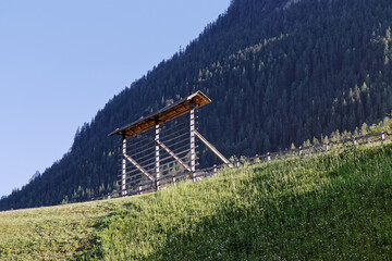 Alte hölzerne Harpfe zum Trocknen von Getreide und Heu, Pustertal, Südtirol, Alpen, Italien, Europa