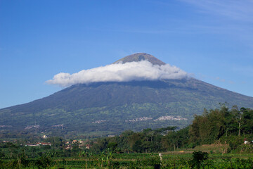 The photo of the beautiful cleft mountain scenery amazes people to see