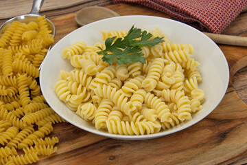 assiette de fusilli en gros plan