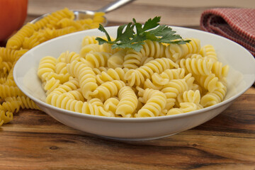 assiette de fusilli en gros plan