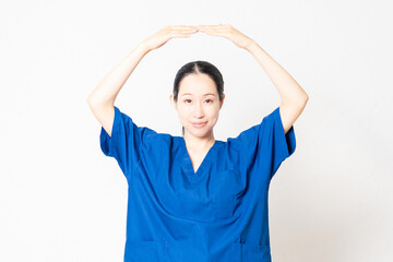 OKのサインをする医療従事者
