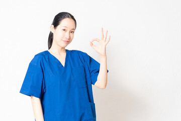 OKのサインをする医療従事者