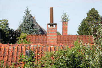 Alter Schornstein, Dach, Wohngebäude, Rötliche Ziegelsteine, Deutschland, Europa