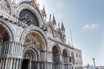 Fototapeta premium Detail of the facade of the Basilica of San Marco in Venice 