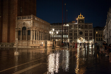 Naklejka premium tourists witness the phenomenon of high tide in Piazza San Marco in Venice 