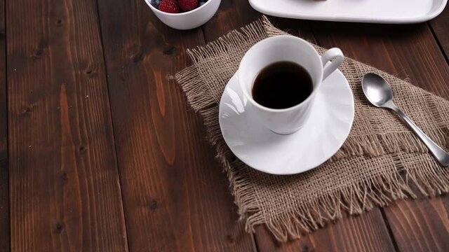 Caff&egrave; caldo e dolci per colazione
