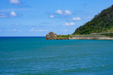 Naklejka premium 寺泊の浦浜海岸 日本海の絶景が続く越後七浦シーサイドライン（新潟県長岡市寺泊野積）