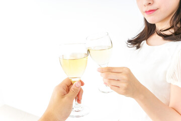 ワインを飲む若い女性