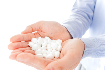 大量の薬物を飲む若い女性