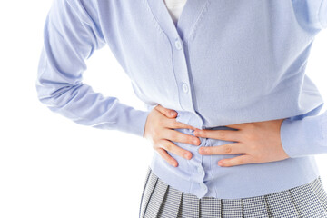 腹痛に苦しむ若い女性