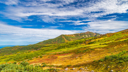 青空と紅葉　旭岳散策路