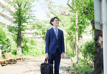 ビジネスマン　屋外