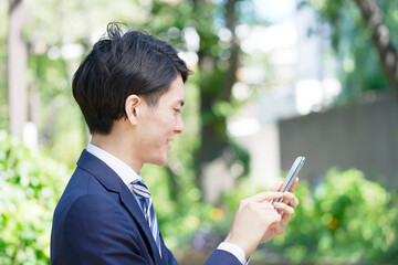 ビジネスマン　スマホ