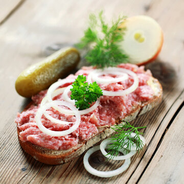 Mettbrot mit Zwiebeln
