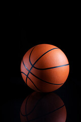 Obraz premium Basketball auf schwarz, Basketball, Sport, Orange, Schwarz, Ballsport, 