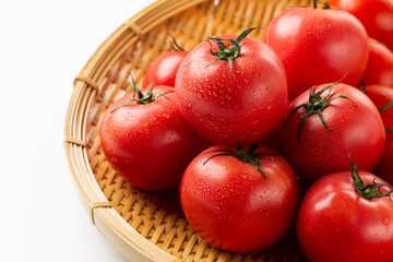 白背景に新鮮なトマト