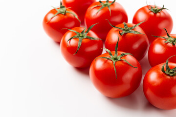 白背景に真っ赤なトマト
