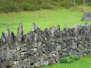 Le Kerry bog village et sa comté en Irlande, muret en pierre anciens et historique de limitation...