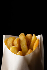 黒背景にフライドポテト