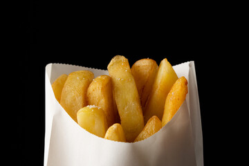 黒背景にフライドポテト