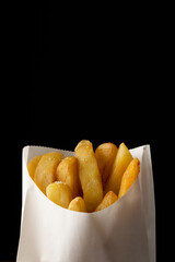 黒背景にフライドポテト