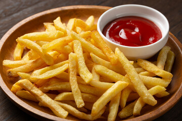 テーブルに置かれたフライドポテト