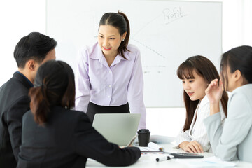 Obraz premium young businesswoman seminar or meeting and presentation about work project on whiteboard