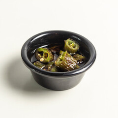 Plato peque&ntilde;o con chiles serranos en soya