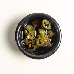 Plato pequeño con chiles serranos en soya, vista superior 