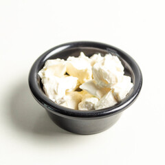 Plato pequeño con queso crema servido en cubos