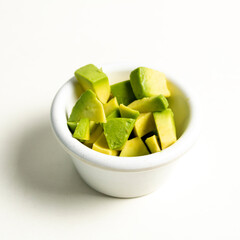 Plato con aguacate cortado en cubos