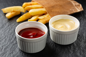 フライドポテトにケチャップとマヨネーズ