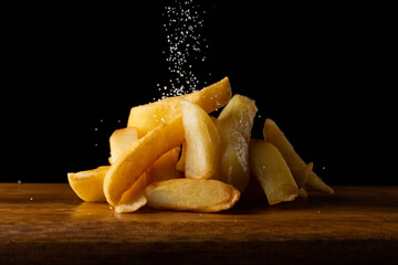 フライドポテトに塩をふりかける