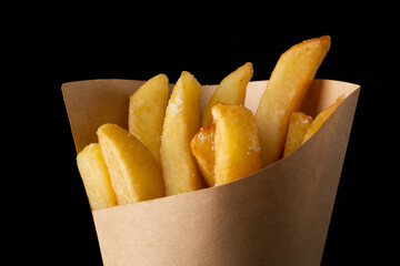 黒バックにフライドポテト
