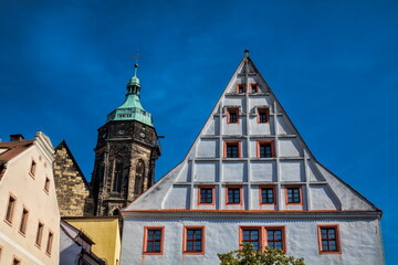 pirna, deutschland - canalettohaus von 1525 und turm von st. marien
