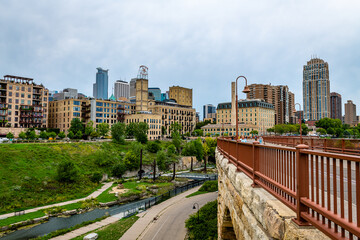 Mill Ruins Park and the Stone Arch Bridge in Minneapolis - obrazy, fototapety, plakaty