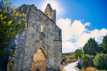 Restos abandonados del monasterio de La Armedilla siglo XV con sol tras la espadaña, España