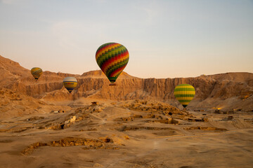 Hot air balloon in Luxor - obrazy, fototapety, plakaty